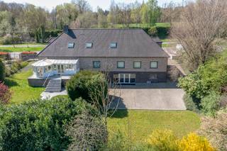 Vous recherchez une propriété qui allie à la perfection habitat et travail ? Découvrez cette charmante villa avec bureaux, située à un...