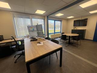 Instapklaar industrieel gebouw van 1100m², bestaande uit 1000m² magazijn/werkplaats en 100m² kantoor, en een verhard buitenterrein van 2000m²...