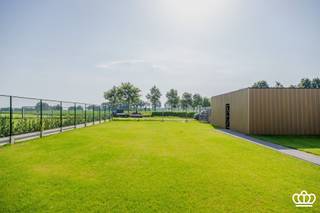 <p><span>Stijlvolle vrijstaande nieuwbouwwoning met een prachtig open uitzicht over de achterliggende landerijen. De woning omvat o.a. ruime leefruimte, open keuken, 3-4 slaapkamers, bureel, ingerichte badkamer en overdekte autostaanplaats met afgesloten tuinberging, op een perceel van ca. 756 m².<br />Deze energiezuinige gezinswoning combineert hedendaagse architectuur, hoogwaardige materialen en een doordachte indeling waar ruimte, licht en woonkwaliteit centraal staan.</span></p><p><span> </span></p><p><span>INDELING</span></p><p><span> </span></p><p><span>Gelijkvloers</span></p><p><span>Via de ruime inkomhal met vestiairehoek en gastentoilet met handenwasser betreedt u de woning. Meteen valt de hoge afwerkingsgraad op, met een doorlopende tegelvloer en een overvloed aan natuurlijke lichtinval dankzij de grote raampartijen die zowel op het gelijkvloers als op de verdieping doorlopen tot op de vloer.</span></p><p><span>De royale leefruimte vormt het hart van de woning en werd ingericht met een gezellige zithoek, een ruime eethoek en een open leefkeuken met kookeiland. De keuken werd luxueus afgewerkt en uitgerust met hoogwaardige inbouwtoestellen, waaronder een BORA-inductiekookplaat met down-draft systeem, combi oven-microgolf, oven, vaatwasser en koelkast. Dankzij de directe verbinding met het deels overdekte terras en de tuin geniet u hier optimaal van het prachtige uitzicht over de achterliggende velden.</span></p><p><span>Aansluitend bevindt zich een praktische berging of bijkeuken met voorzieningen voor wasmachine en droogkast, een uitgietbak en extra opbergruimte.</span></p><p><span>Op het gelijkvloers beschikt de woning bovendien over een extra polyvalente ruimte van ca. 12 m², die flexibel kan worden ingericht als tv-kamer, praktijkruimte, bureau of zelfs slaapkamer.<br />Tevens is er nog een technische berging.</span></p><p><span> </span></p><p><span>Eerste verdieping</span></p><p><span>Via de vaste houten trap bereikt u de eerste verdieping. De ruime en lichtrijke nachthal biedt voldoende plaats voor het creëren van een bureauhoek. Verder beschikt de woning over drie ruime slaapkamers (15m², 15m² en 17m²), allen voorzien van grote raampartijen tot op de vloer. De stijlvol afgewerkte badkamer is uitgerust met een ligbad, een ruime inloopdouche en een dubbele wastafel met meubel. Op de nachthal bevindt zich een afzonderlijk toilet. De hele verdieping is voorzien van tegelparket.</span></p><p><span> </span></p><p><span>Tuin</span></p><p><span>Ook buiten werd veel aandacht besteed aan comfort en afwerking. De tuin werd reeds ingezaaid en aangelegd met verzorgde klinkerpaden. Het deels overdekte terras vormt een natuurlijke verlenging van de leefruimte. Achteraan het perceel bevinden zich een afgesloten tuinberging in houtlook en een overdekte autostaanplaats. </span></p><p><span> </span></p><p><span>Bijzonderheden</span></p><p><span>-Warmtepomp</span></p><p><span>-Vloerverwarming</span></p><p><span>-Zonnepanelen</span></p><p><span>-Regenwaterput van 5.000 liter met recuperatie voor de toiletten en buitenkraan. </span></p><p><span>-De woning werd gebouwd met een theoretisch E-peil van 19, wat resulteert in een bijzonder energiezuinig geheel.</span></p><p><span>-Volledig geschilderd, inclusief muren, plafonds, deuren en deurlijsten.<br />-Verlichtingsarmaturen aanwezig.</span></p><p><span>-Uitzonderlijk veel ruimte, een hoogwaardige afwerking, flexibele indelingsmogelijkheden en een uniek uitzicht op de landerijen</span></p><p><span>-Wordt verkocht onder BTW-stelsel.</span></p><p><span> </span></p><p><span>EPB in opmaak</span></p><p><span> </span></p>