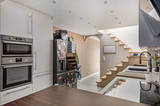 <p><span>Instapklare, stijlvol gerenoveerde woning met tuin in het hart van Rumst</span></p><p><span>Welkom in deze prachtig gerenoveerde rijwoning, ideaal gelegen in de gezellige dorpskern van Rumst. Van zodra u de woning binnenstapt, valt het open karakter meteen op. Dankzij de doordachte renovatie en de open indeling geniet u van een uitzonderlijk ruimtelijk gevoel. Aan de inkom bevindt zich een praktische, ruime wasruimte met voldoende plaats voor wasmachine, droogkast én de mogelijkheid om één of twee fietsen veilig binnen te stallen.</span></p><p><span>De leefruimte straalt licht en comfort uit en sluit naadloos aan op de volledig uitgeruste open keuken, waar koken en gezellig samenzijn centraal staan. Op het gelijkvloers werd gekozen voor een stijlvolle betonnen gietvloer met aangename vloerverwarming, wat zorgt voor een hedendaagse uitstraling en optimaal wooncomfort. Verder is er een apart gastentoilet aanwezig.</span></p><p><span>Via de leefruimte bereikt u de onderhoudsvriendelijke noordwestgerichte tuin, waar u in alle rust kunt genieten van de namiddag- en avondzon. De ruime buitenberging van ca. 15 m² biedt extra opslagruimte voor fietsen, tuinmateriaal of hobby's.</span></p><p><span>Op de eerste verdieping bevinden zich twee volwaardige slaapkamers, waarvan één is uitgerust met een automatisch rolluik. Beide slaapkamers én de woonkamer beschikken over airconditioning, zodat u het hele jaar door geniet van een aangenaam binnenklimaat. De moderne badkamer is ingericht met een ruime inloopdouche, een stijlvol badkamermeubel met lavabo en een tweede toilet.</span></p><p><span>Ook technisch is deze woning volledig in orde. De condensatieketel werd vernieuwd in 2023, de elektrische installatie is conform de geldende normen en zowel het platte dak achteraan als de achtergevel werden volledig vernieuwd en geïsoleerd. Hierdoor zal bij de opmaak van een nieuw EPC een </span><span>energiezuinig EPC-label B</span><span> worden behaald.</span></p><p><span> </span></p><p><span>Contacteer ons voor een bezichtiging via 015 200 999 of info@vastgoedplus.be</span></p>