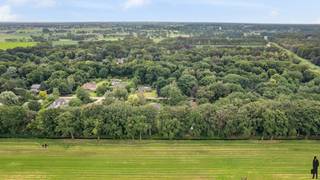 <p><strong>Statige villa op prachtig aangelegd perceel van ca. 2.800 m² met 4 slaapkamers en inpandige garage<br /><br /></strong>Deze <strong>uitstekend onderhouden villa</strong> is gelegen op een <strong>royaal perceel</strong> en combineert <strong>ruimte, elegantie en wooncomfort</strong> in een uitzonderlijk groene omgeving. De woning straalt klasse uit dankzij haar <strong>statige inkomhal met marmeren trap</strong>, royale leefruimtes, grote raampartijen en prachtig aangelegde tuin die volledige privacy biedt. Een ideale gezinswoning voor wie op zoek is naar rust, comfort en kwaliteit.</p>
<p><strong>Gelijkvloerse verdieping<br /></strong>- <strong>Statige marmeren inkomhal</strong> met imposant trappenhuis<br />- Gastentoilet met daartegenover een handenwasser in de inkomhal<br />- <strong>Royale leefruimte</strong> met natuurstenen vloer, sfeervolle houtkachel met orginele oude Franse schouw in witte zandsteen en grote raampartijen<br />- Aansluitende eetkamer met prachtig zicht op de tuin<br />- <strong>Lichtrijke leefkeuken</strong> met ontbijthoek en rechtstreekse toegang tot het terras<br />- Keuken uitgerust met <strong>dubbele oven, keramische kookplaat, dampkap, vaatwasser, ingebouwde koelkast, friteuse</strong> en dubbele spoelbak<br />- Hoogwaardig <strong>granieten werkblad<br /></strong>- Ruime berging/wasplaats met maatkasten en buitendeur<br />- Volledig geïsoleerde koele berging<br />- Extra badkamer met bad-douchecombinatie, lavabo en toilet<br />- <strong>Inpandige garage</strong> met sectionaalpoort en smeerput</p>
<p><strong>Verdieping<br /></strong>-<strong> Vier volwaardige slaapkamers<br /></strong>- Drie slaapkamers voorzien van een eigen lavabo<br />- Aanpalend aan de vierde slaapkamer een ruime badkamer met <strong>bad, douche, dubbele lavabo en bidet<br /></strong>- Apart toilet<br />- Royale overloop met vide die zorgt voor een open en lichtrijk geheel<br />- Parketvloer over de volledige verdieping</p>
<p><strong>Zolder<br /></strong>- Volwaardige zolder over de volledige woning<br />- Ideaal als bergruimte of verder in te richten volgens eigen wensen</p>
<p><strong>Tuin en buitenruimte<br /></strong>-<strong> Prachtig aangelegd perceel van ca. 2.800 m²<br /></strong>- Fraai onderhouden tuin met volwassen bomen, sierbeplanting en gazons<br />- <strong>Ruim overdekt terras</strong> over de volledige breedte van de woning<br />- Aangelegd <strong>arduinen terras<br /></strong>- Extra zonneterras aan de voorzijde<br />- Serre met aansluitende berging<br />- Ruime oprit met plaats voor meerdere wagens<br />- <strong>Volop privacy</strong> in een groene omgeving</p>
<p><strong>Bijzonderheden</strong><strong><br /></strong>- <strong>Uitstekend onderhouden villa<br /></strong>- Marmeren inkomhal en stijlvolle trap<br />- Vier ruime slaapkamers<br />- Inpandige garage<br />- Alarmsysteem aanwezig<br />- PVC-ramen met <strong>dubbele beglazing<br /></strong>- Rolluiken en vliegenramen aanwezig<br />- Aan de ramen van het gelijkvloers aan de voorgevel zijn slagluiken die van binnen bedienbaar zijn<br />- Verwarming op stookolie<br />- Kruipruimte onder de volledige woning<br />- Smeerput in de garage<br />- Instapklare woning met een tijdloze en kwalitatieve afwerking</p>
<p><strong>Ligging</strong><br />Gelegen in een <strong>rustige en residentiële woonomgeving</strong>, omgeven door groen en met een <strong>vlotte verbinding naar Antwerpen en Nederland</strong>. Winkels, scholen, openbaar vervoer en belangrijke invalswegen bevinden zich op korte afstand, waardoor u geniet van een ideale combinatie van rust en bereikbaarheid.</p>
<p><strong>Een uitzonderlijk verzorgde villa waar ruimte, licht, privacy en een prachtig aangelegde tuin samenkomen. De ideale thuis voor wie op zoek is naar comfortabel wonen op een royaal perceel in een groene omgeving.</strong></p>