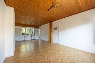 <p><span> </span></p><p><span>Een rustige straat, een groene zuidgerichte tuin en het Te Boelaarpark vlakbij: de ligging zit hier alvast helemaal goed. Binnen een verrassend royale leefruimte, drie kamers en daaronder nog eens een kelder van ca. 32 m². De woning is goed onderhouden, maar vraagt op bepaalde punten om modernisering en juist precies daarin schuilt haar grootste troef: hier koop je een huis waarvan de basis en de ruimtes er al zijn, en dat je stap voor stap helemaal naar je eigen hand kunt zetten.</span></p><p><span> </span></p><p><span>Een leefruimte die meteen mogelijkheden laat zien</span></p><p><span>Via de vernieuwde voordeur kom je binnen in een ruime inkomhal. Van hieruit bereik je de verschillende ruimtes op het gelijkvloers, met de woonkamer als absolute blikvanger, een opvallend grote leefruimte voor dit type woning.  De brede raampartij aan de voorzijde brengt veel daglicht binnen, terwijl de open indeling voldoende plaats biedt om een volwaardige zithoek en eetkamer te combineren. Het houten plafond geeft de ruimte vandaag een uitgesproken karakter, maar wie hier renoveert, beschikt vooral over een mooi volume waarmee je verschillende richtingen uit kunt. Onder de huidige vinylvloer bevindt zich bovendien een plankenvloer.</span></p><p><span> </span></p><p><span>Keuken met de tuin letterlijk in het vizier</span></p><p><span>Naast de leefruimte ligt de aparte keuken welke praktisch ingericht is met onder meer een elektrisch kookvuur, heteluchtoven, vaatwasser, koelkast en diepvriezer. Een groot raam boven de spoelbak kijkt uit richting het groen achteraan. Zowel vanuit de keuken als vanuit de woonkamer bereik je de veranda. Dat maakt dit gedeelte interessant voor wie op termijn droomt van een meer uitgesproken verbinding tussen binnen en buiten. De veranda zelf vormt vandaag een praktische tussenruimte, maar vooral de grote glaspartijen en het zicht op de tuin springen hier in het oog.</span></p><p><span> </span></p><p><span>Een groene Zuidtuin midden in de stad</span></p><p><span>Achteraan de woning ligt een Zuidgerichte tuin die er vandaag heerlijk groen bijligt. Geen strak aangelegde stadstuin, maar een plek met bomen, struiken en veel privacy die met wat liefde opnieuw helemaal tot zijn recht kan komen. Wie graag tuiniert, kinderen buiten wil laten spelen of simpelweg een rustige groene plek zoekt om na het werk te ontspannen, krijgt hier een bijzonder fijne basis.</span></p><p><span> </span></p><p><span>Twee ruime slaapkamers én een extra kamer</span></p><p><span>Op de eerste verdieping liggen drie kamers, een badkamer en een afzonderlijk toilet.  De twee grootste slaapkamers zijn bijzonder royaal. De slaapkamer aan de tuinzijde is zuidelijk georiënteerd en kijkt uit over het groen, terwijl de kamer aan de straatzijde dankzij de ligging een aangenaam open zicht heeft. Beide kamers hebben een authentieke plankenvloer. De derde kamer is compacter en daardoor ideaal als bureau, dressing, kinderkamer of hobbyruimte.  De badkamer beschikt over een inloopdouche en lavabomeubel met spiegelkast.</span></p><p><span> </span></p><p><span>32 m² kelder: praktisch is hier écht praktisch</span></p><p><span>Een troef die je van buitenaf niet vermoedt, zit onder de woning. De ruime en droge kelder van ca. 32 m² bestaat uit verschillende compartimenten.  Er is plaats voor fietsen, voorraad en wasruimte, de vernieuwde condensatieketel bevindt zich hier en bovendien is er een rechtstreekse toegang naar de tuin. Voor een stadswoning is zoveel extra bergruimte zonder twijfel een meerwaarde.</span></p><p><span> </span></p><p><span>Groenenhoek: rustig wonen met Berchem binnen handbereik</span></p><p><span>Ook de locatie verdient aandacht. De Jules Bilmeyerstraat ligt in Groenenhoek, een rustige woonomgeving waar je vooral lokale bewoners en jonge gezinnen tegenkomt. Een speeltuin ligt vlakbij en ook het Te Boelaarpark en de Brilschans zijn vlot bereikbaar.  Voor dagelijkse verplaatsingen zit je eveneens goed: er is een Velo-station op ongeveer 300 meter en ook tram- en busverbindingen en de Antwerpse Ring zijn vlot bereikbaar. Zo combineer je hier het rustige karakter van een woonwijk met de nabijheid van Berchem en de stad.</span></p><p><span> </span></p>