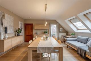 <p><span>Duplexappartement met terras op wandelafstand van het centrum van Aalst<br /><br />Bent u op zoek naar een appartement dat comfort, rust en een centrale ligging combineert? Dan is dit duplexappartement precies wat u zoekt. Gelegen op wandelafstand van het bruisende hart van Aalst, geniet u hier van het beste van beide werelden: de levendigheid van de stad én de privacy van een rustig appartement.<br /><br />Het appartement beschikt over twee slaapkamers, ideaal voor koppels of kleine gezinnen. Het zonnige terras met zonnewering nodigt uit om te ontspannen en te genieten van de buitenlucht, van een rustig ontbijt tot een gezellige avond.<br /><br />Het duplexconcept zorgt voor een gevoel van ruimte en een aangename leefindeling over twee niveaus. Bovendien heeft het appartement een gunstig energielabel B, wat zorgt voor een energiezuinige woonervaring. De garage is verplicht aan te kopen voor 20.000 euro.<br /><br />Dankzij de centrale ligging zijn winkels, restaurants en openbaar vervoer eenvoudig bereikbaar, terwijl u toch in alle rust van uw appartement kunt genieten. Een ideale woonst voor wie comfort en een centrale ligging zoekt.<br /><br />Voor meer info bel naar Tiebe 0468 26 61 85 of mail naar tiebe@immonuvo.be.</span></p>