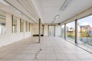 Handelspand met woonst of projectgrond voor 4 woningen te koop in Scherpenheuvel-ZichemDit handelspand met woonst is gelegen op Mannenberg in...