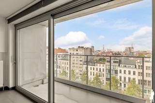 <p><strong>Uniek penthouse met panoramisch zicht over Antwerpen<br /><br /></strong>- KIJKDAG 08/09 -<br /><strong><br /></strong><span>Op de achtste en hoogste verdieping van een verzorgd gebouw uit 2013 bevindt zich dit lichtrijke penthouse, gelegen aan de Italiëlei in hartje Antwerpen. </span><span>Het appartement geniet dankzij zijn hoge ligging van een prachtig open zicht over de stad en beschikt over een zuidwestgericht terras, waar u tot ’s avonds van de zon kunt genieten. </span><span>Via de lift bereikt u rechtstreeks de privatieve inkomhal van het appartement. De leefruimte geniet van veel natuurlijke lichtinval en sluit aan op het terras met panoramisch uitzicht. Verder beschikt het penthouse over twee slaapkamers en een verzorgde badkamer, uitgerust met een dubbele lavabo en ruime inloopdouche.<br /><br />De ligging aan de Italiëlei combineert het bruisende stadsleven met een uitstekende bereikbaarheid. Het historische centrum, de Meir, het Eilandje en tal van winkels, restaurants en gezellige horecazaken bevinden zich op wandelafstand.<br /><br /><strong>Bijzonderheden:</strong><br />- Gunstige EPC<br />- Elektriciteitattest conform<br />- Gemeenschappelijke fietsenparking op de gelijkvloers</span></p>