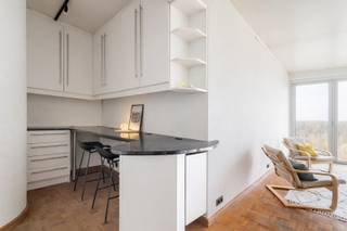 Gezellig appartement op de 10de verdieping van een verzorgd gebouw met lift! <br />Zeer rustig gelegen en toch op wandelafstand van winkels, scholen en openbaar vervoer! <br />Het appartement heeft als indeling: inkomhal met ingemaakte kast; apart toilet met handenwasser; woonkamer op parketvloer met aansluitend een terras; ingerichte open keuken met kasten en toestellen (o.a. dampkap, gasvuur, combi-oven, koelkast, diepvries, afwasmachine en dubbele spoelbak) met aansluitend een terras; 2 slaapkamers (15 m² - 11 m²); badkamer met lavabomeubel en hoekbad. Als extra is er een privatieve kelderberging, gemeenschappelijke fietsenberging en gemeenschappelijke tuin. Autostaanplaats verplicht bij aan te kopen aan 15.000€. <br />EPC = 205 kWh/m²<br />P-score: C G-score:B<br />stedenbouwkundige inlichtingen in aanvraag