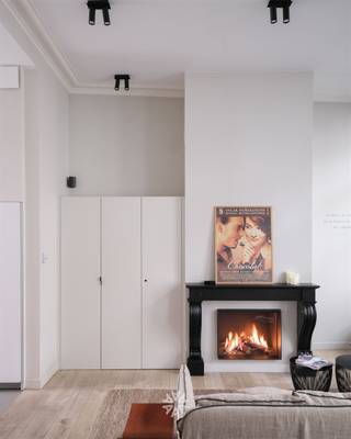 <p><span>GENT - gerenoveerde luxe opbrengsteigendom in hartje van Gent</span></p><p><span>In een gerenoveerde herenwoning in het centrum van Gent, vind je Maison 12, een stijlvolle appartementen met een elegant, modern interieur. Warme materialen, lichte kleuren en natuurlijke accenten zorgen voor een tijdloze en rustgevende sfeer waarin elk detail klopt.</span></p><p><span>De woning ademt comfort en huiselijkheid. Elke kamer heeft een eigen karakter, maar samen vormen ze een harmonieus geheel waarin eenvoud, klasse en warmte centraal staan. Authentieke elementen en originele structuren werden subtiel gecombineerd met hedendaagse vormgeving, waardoor een evenwicht is ontstaan tussen modern comfort en authentieke charme.</span></p><p><span>Het interieur is licht en ruimtelijk, met een helder kleurenpalet en het gebruik van hout en natuurlijke materialen. Een gezellige open haard vormt het hart van de leefruimte en nodigt uit tot ontspannen momenten.</span></p><p><span>De kamers zijn luxueus en persoonlijk ingericht, met aandacht voor rust, detail en comfort. Maison 12 is de ideale plek voor wie houdt van stijlvol wonen en overnachten in een charmante omgeving. Dankzij de rustige ligging, op wandelafstand van het bruisende stadscentrum, is het bovendien de perfecte uitvalsbasis om Gent te ontdekken.</span></p><p><span>Bij Maison 12 voel je de liefde voor interieur en gastvrijheid in elk hoekje van het huis een echte droomplek voor wie schoonheid, warmte en sereniteit weet te waarderen.</span></p><p><span> </span></p><p><span>Maison 12 beschikt bovendien over ruime terrassen, waar je kan genieten van een oase van rust midden in de stad. Hier kun je ontbijten in de ochtendzon of s avonds ontspannen. Daarnaast heb je een prachtig uitzicht op de Gentse torens, die statig boven de stad uittorenen een magisch decor bij valavond.</span></p><p><span> </span></p><p><span>De belangrijkste </span><span>troeven </span><span>in een notendop: </span></p><ul><li><span>Volledig vergund</span></li><li><span>2 luxe holiday apartments (5 sterren) vergund door Toerisme Vlaanderen als vakantiewoning</span></li><li><span>Stedenbouwkundig vergund als toeristisch logies</span></li><li><span>Gerenoveerd in 2018</span></li><li><span>Gelegen in de historische stadskern van Gent</span></li><li><span>Aanwezigheid lift in het gebouw</span></li><li><span>Gunstig huur rendement</span></li><li><span>Chocolade atelier, pop-up, patio, 2 vakantie verblijven en luxueus dakappartement</span></li><li><span>Prachtige zichten op de historische stad</span></li><li><span>Gecompartimenteerde kelder met afgesloten toiletten, gemeenschappelijke wasplaats en bergingen (50 m2)</span></li><li><span>Prachtige trappenhal en inkom</span></li><li><span>Grote fietsenberging</span></li><li><span>Hoge plafonds, sierlijsten en een overvloed aan natuurlijk licht</span></li><li><span>Bulthaup keukens met kwalitatieve toestellen en materialen</span></li><li><span>Grote, zonnige terrassen</span></li></ul><p><span> </span></p><p><span>Indeling:</span></p><p><span>Handelspopup, kookatelier - chocoladeatelier, drie 2-slaapkamerappartementen met zuidgerichte terrassen.</span></p><p><span>Tot slot is er een ruime kelder en fietsenberging.</span></p><p><span> </span></p><p><span>Belangrijk:</span></p><p><span>Richtprijs: € 2.900.000 euro</span></p><p><span>Gunstige EPC's</span></p><p><span>Wil je graag de unieke beleving van 'La vie en douze' ervaren, contacteer Axel Lenaerts voor een bezoek via </span><span>09 245 24 24</span><span> of hannelore@axellenaerts.be</span></p><p><span> </span></p><p><span> </span></p>