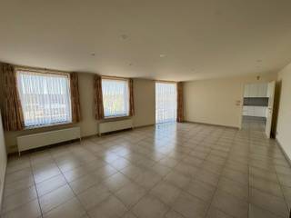 Appartement te huur in Zulte, gelegen aan de Staatsbaan, met vlotte verbinding naar invalswegen. Dit appartement uit 1994 biedt een praktische...