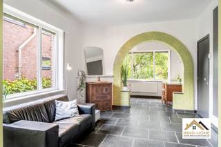 Deze prachtig gerenoveerde woning vormt een heel mooie combinatie van authenticiteit en modern wooncomfort. Je wordt ontvangen in een...