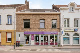 Opbrengsteigendom met handelsruimte en 2 appartementen in centrum Asse!
Investering met stabiele huuropbrengst op toplocatie! Dit pand ligt ideaal tussen het centrum en het station van Asse, nabij winkels, scholen en openbaar vervoer.
Indeling:
Handelsgelijkvloers (verhuurd aan Agilitas – €1.800/maand) met ruime ontvangst/bureauruimte, vergaderzaal, bureau, kitchenette, sanitair en grote kelder. EPC C.
2 appartementen (bereikbaar via Reiniersbosstraat) met lichtrijke leefruimte en open keuken, 1 slaapkamer, badkamer en wasplaats. EPC B.
4 parkeerplaatsen achter het gebouw.
De appartementen zijn verhuurd voor €600 en €660/maand, waardoor de totale huurinkomsten €3.060/maand bedragen. Met een gunstige EPC en rekening houdend met aankoopkosten en geschatte onderhoudskosten, bedraagt het geschatte nettorendement 4,5%.
Dankzij deze stabiele opbrengst vormt dit pand een interessante investering.
Contacteer ons voor meer info of een bezoek via laurens@immoaccenta.be