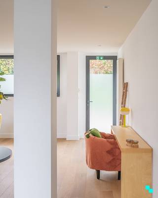 Dit modern appartement met twee slaapkamers en twee staanplaatsen beschikt over een bewoonbare oppervlakte van ca. 111 m². Uitstekend gelegen...