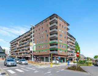 Dit prachtige ruim hoekappartement op de tweede verdieping biedt een uitzonderlijk gevoel van licht en ruimte dankzij de vele ramen en de...