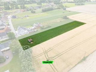 Op zoek naar een grond (gelegen in woongebied in landelijk karakter) waar rust, ruimte en een landelijke omgeving centraal staan? Dan is deze grond in Velzeke, een deelgemeente van Zottegem, zeker het bekijken waard. <br /><br />Het perceel heeft een totale oppervlakte van ca. 3.209 m² en beschikt over een gunstig stedenbouwkundig attest voor de oprichting van een halfopen bebouwing. Het perceel bevindt zich in een landelijk woonlint en geniet van een rustige ligging met een vlotte verbinding naar het centrum van Zottegem en de omliggende gemeenten.<br /><br />Volgens het afgeleverde attest kan een halfopen woning opgericht worden met een maximale bouwdiepte van 15 meter. Het hoofdgebouw dient voorzien te worden van een hellend dak, passend binnen het landelijke karakter van de omgeving.<br /><br />Een bijkomende troef is de ruime perceel oppervlakte met achteraan een groen en landelijk karakter, wat zorgt voor een uitzonderlijk gevoel van rust en privacy. <br /><br />Interesse in deze unieke bouwkans in Velzeke? Contacteer ons voor meer informatie over de stedenbouwkundige mogelijkheden en de bijhorende voorwaarden.<br /><br />