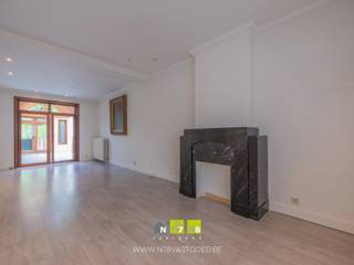 <strong>HALFVRIJSTAANDE WONING MET 3 SLAAPKAMERS OP EEN PERCEEL VAN 3A37CA TE MAASEIK.</strong><br /><br /><strong>TROEVEN</strong><br />- Ruime renovatiewoning met karakter en veel potentieel.<br />- Gelegen op wandel- en fietsafstand van het centrum van Maaseik.<br />- Winkels, scholen, ziekenhuis en openbaar vervoer binnen een straal van ca. 1 km.<br />- Veel bergruimte dankzij kelder, buitenberging en garage.<br />- Perceel bereikbaar via achterliggende weg.<br />- Garage.<br /><br /><strong>KELDERVERDIEPING</strong><br />Traphal (2,00m x 1,90m = 3,80 m²): betonvloer.<br />Berging (1,70m x 2,20m = 3,74 m²): betonvloer.<br />CV-ruimte (4,00m x 4,80m = 19,20 m²): CV-installatie stookolie, tank, betonvloer.<br /><br /><strong>GELIJKVLOERS</strong><br />Inkomhal (2,00m x 5,20m = 10,40 m²): trap naar eerste verdieping, tegelvloer.<br />Woonkamer (4,00m x 8,75m = 35,00 m²): laminaatvloer.<br />Keuken (2,60m x 4,45m = 11,57 m²): onder- en bovenkasten, oven, lades, vaatwasser, spoelbak, keramische kookplaat, dampkap, tegelvloer.<br />Berging (3,80m x 3,10m = 11,78 m²): aansluiting wasmachine en droogkast, apart toilet met lavabo, toegangdeur naar veranda, tegelvloer.<br />Veranda (5,80m x 2,80m = 16,24 m²): deur naar tuin, tegelvloer.<br /><br /><strong>VERDIEPING +01</strong><br />Overloop (3,00m x 2,40m = 7,20 m²): trap naar 2de verdieping, houten vloer.<br />Badkamer (2,70m x 2,60m = 7,02 m²): inloopdouche, badkamermeubel (lavabo, lades), hangtoilet, inbouwkasten, wandbetegeling, tegelvloer.<br />Slaapkamer 1 (3,50m x 4,00m = 14,00 m²): houten vloer.<br />Slaapkamer 2 (4,00m x 5,20m = 20,80 m²): houten vloer.<br />Dressing (2,00m x 2,70m = 5,40 m²).<br /><br /><strong>VERDIEPING +02</strong><br />Slaapkamer 3 (2,65m x 4,60m = 12,19 m²): novilon.<br />Polyvalente tussenruimte ((3,40m x 6,70m) + (2,50m x 2,00m) = 27,78 m²): tapijt.<br /><br /><strong>EXTERIEUR</strong><br />Buitenberging (1,70m x 2,10m = 3,57 m²).<br />Terras ((4,40m x 7,10m) + (2,50m x 2,60m) = 37,74 m²): beklinkerd.<br />Omheinde tuin.<br />Garage (4,45m x 7,45m = 33,15 m²): betonvloer.<br /><br /><strong>EXTRA INFORMATIE</strong><br />Dit pand kan onderhevig zijn aan de renovatieverplichting die door de Vlaamse overheid wordt opgelegd voor residentiële gebouwen. Alle informatie kunt u terugvinden via https://www.vlaanderen.be/een-woning-kopen/renovatieverplichting-voor-residentiele-gebouwen-vanaf-2023.<br /><br />Bekijkt u deze advertentie via een aanverwante vastgoedsite, surf dan zeker naar onze website www.N78vastgoed.be voor een uitgebreide beschrijving en foto's. Meer info: +32 (0)89 86 18 88 of info@N78vastgoed.be.