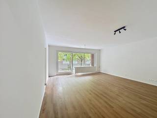 <p><span>Het appartement bevindt zich op de eerste verdieping van een gebouw zonder lift. Het appartement is net hernieuwd.</span><br /><span>Gelegen in een rustige woonwijk met groen zicht aan de voorzijde en in directe nabijheid van het park ‘Romeinse Put’, openbaar vervoer (bus 32), winkels, scholen, verbindingswegen, ...</span></p>
<p><strong>INDELING</strong><br /><span>We betreden het appartement via een ruime inkomhal (10m²), die is voorzien van een gastentoilet met handenwasser (1,5m²). Tevens vinden we hier 2 bergingen (1m² - 4m²) terug, waarvan 1 voorzien van een condensatieketel op gas en de andere met aansluiting voor wasmachine en droogkast.<br /></span><span>Aan de voorzijde van het gebouw bevindt zich de woonkamer (30m²) met een grote schuifraam welke voor veel natuurlijk licht zorgt. De keuken, op tegel, is voorzien van een inductievuur, dampkap, oven, 1,5 spoelbak en veel kastruimte.<br /><br /></span>Aan de achterzijde van het gebouw bevinden zich 2 slaapkamers (11m² - 11m²), tevens op laminaat.</p>
<p><span>De badkamer is voorzien van een ligbad/douche en een badkamermeubel met enkele lavabo, kolomkast en spiegel.</span><span><br /><br /><strong>BIJZONDERHEDEN<br /></strong><span>Appartement is net vernieuwd!</span><br /><span>PVC schrijnwerk met dubbele beglazing, condensatieketel.</span><br /><span>Vaste kosten: € 70/mnd: minuterie, voorschot water.</span><br /><span>3 maanden huurwaarborg - plaatsbeschrijving: €160 (excl. BTW) - Reeds beschikbaar</span></span></p>