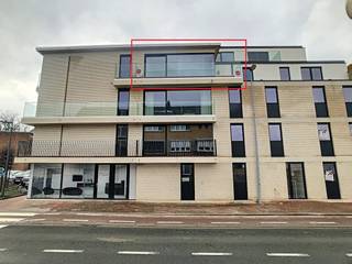 Uiterst ruim en lichtrijk appartement (73m²) te huur in Veurne met één slaapkamer, twee terrassen (25m²) en staanplaats in de stijlvolle residentie Levels. Gelegen op wandelafstand van het centrum, openbaar vervoer en winkels.INDELING:> derde verdieping: - inkomhal met gastentoilet- ruime, lichtrijke leefruimte met gezellige zithoek (39m²) en moderne keuken voorzien van elektrische kookplaat, frigo, vaatwasmachine en micro-combi oven.- berging (met aansluiting wasmachine)- groot terras (11m²) toegankelijk van het salon- badkamer met inloopdouche en wasmeubel- slaapkamer (12m²) met aansluiting tot tweede terras (14m²)TROEVEN:- instapklaar - volledig geschilderd en voorzien van gordijnen en lichtarmaturen! - dicht bij het centrum- staanplaatsGemeenschappelijke kosten: €85/maandBeschikbaar vanaf: 01/04/2026Ben je geïnteresseerd in dit pand te huur in Veurne? Ga naar de website www.dewaele.com, klik op het pand dat je wenst te huren. Via de rode knop "vraag je bezoek aan" vragen we u kort een profiel in te vullen. Daarna nemen we contact op voor een bezoek. Telefonisch kunnen er geen afspraken gemaakt worden.