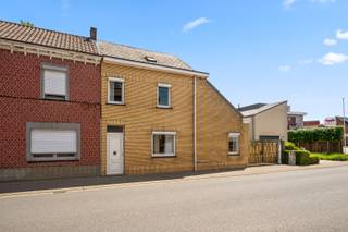 Deze standaard half open bebouwing in Boutersem is een ideale woning voor wie op zoek is naar een ruime en gezellige woonst. De woning beschikt over een tuin, een garage en 3 slaapkamers.<br />Topligging op 300m van het treinstation en 1400m van de autostrade E40.<br />De tuin van de woning heeft een zuidoostelijke oriëntatie, waardoor je hier optimaal van de zon kunt genieten. Kortom, deze woning in Boutersem is een ideale gezinswoning met voldoende ruimte en comfort.