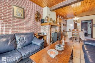 Deze op te frissen woning is gelegen nabij het centrum van Waasmunster. De woning bestaat uit een inkomhal, een living met gaskachel, een keuken...