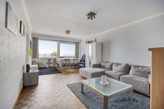 <p><span>Dit gerenoveerd en </span><span>verhuurd appartement</span><span> te koop is gelegen op de twaalfde verdieping aan de Gloriantlaan, een dubbele laan met een gordel van platanen met daartussen een veilig fietspad. Op wandelafstand van talloze winkels, openbaar vervoer (een bushalte voor het gebouw), voorzieningen voor sport en ontspanning, scholen en het Sint-Annabos. De combinatie van het </span><span>centrum van Antwerpen </span><span>dat zich op een boogscheut bevindt</span><span>, </span><span>een </span><span>rustige straat </span><span>en de E17 in de nabijheid zorgen voor de perfecte locatie. </span></p><p><span>Dit leuke appartement telt heel wat positieve kenmerken waaronder een </span><span>rustige</span><span>, doch centrale locatie,</span><span> drie slaapkamers</span><span>, een ruim en zonnig </span><span>terras</span><span> met prachtig uitzicht op de skyline van Antwerpen met het MAS en de haven van Antwerpen. Dit uitzicht op de Stad is onverstoorbaar en zal altijd blijven. Verder heeft het appartement een </span><span>EPC label C</span><span> én een </span><span>nuttige oppervlakte</span><span> van maar liefst </span><span>108 m² </span><span>(cfr. EPC). </span></p><p><span>Indeling</span><span>:</span></p><p><span>- inkomhal met ingemaakte kasten</span></p><p><span>- ruime, lichtrijke woonkamer van die uitkijkt op de stad Antwerpen</span></p><p><span>- keuken</span></p><p><span>- ruim zonovergoten terras met prachtig uitzicht op de skyline van Antwerpen</span></p><p><span>- nachthal</span></p><p><span>- badkamer met bad, dubbele lavabo en aansluiting wasmachine</span></p><p><span>- eerste slaapkamer</span></p><p><span>- tweede slaapkamer</span></p><p><span>- derde slaapkamer</span></p><p><span>- apart toilet</span></p><p><span>- autostaanplaats verplicht bij aan te kopen (€10.000)</span></p><p><span>Troeven</span></p><p><span>- ideale investering<br /><br />- verhuurd aan 1.150 euro per maand, plus 300 euro gemeenschappelijke kosten<br /><br />- centrale, doch rustige ligging op Linkeroever</span></p><p><span>- drie ruime slaapkamers </span></p><p><span>- prachtige verzichten op de stad Antwerpen </span></p><p><span>- gemeenschappelijke fietsenberging<br /><br />- gemeenschappelijke wasplaats voor de wagen</span></p><p><span>Ben jij geïnteresseerd in dit verhuurd appartement te koop, ben je op zoek naar ander vastgoed, een investering of wens je de waarde van jouw eigendom te kennen? Dan ben je bij BOLT Immo aan het juiste adres! Wij helpen jou graag verder.</span></p><p><span> </span></p>