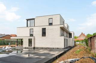 Ontdek dit nieuwbouwproject in de Kortrijkstraat 89 te Tielt, waar comfort en ruimte centraal staan. Er zijn nog slechts 5 ruime appartementen beschikbaar, elk met meerdere slaapkamers, een lichtrijke leefruimte en een mooi zonnig terras. De appartementen worden duurzaam verwarmd via geothermie en beschikken over een ondergrondse parking, praktische berging en een royale badkamer met bad, douche en dubbele wastafel.Daarnaast zijn er nog 2 uitzonderlijk ruime handelsruimtes beschikbaar, volledig casco opgeleverd. Ideaal om volledig naar eigen smaak en concept in te richten.Interesse? Wacht niet te lang, want de laatste units zijn snel weg. Sommige appartementen kunnen aan het verlaagd tarief van 6% BTW aangekocht worden, mits u voldoet aan de voorwaarden.Sommige beelden bevatten een AI inrichting, deze geven u een beeld van wat de inrichtingsmogelijkheden zijn.Prijzen zijn exclusief kosten als registratierechten, BTW en andere kosten.Meer informatie? Contacteer Emiel via emiel@immobeguin.be