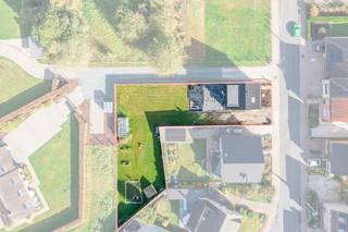 <p>Ben je op zoek naar een instapklare woning waar ruimte, comfort en rust centraal staan? Dan is deze prachtige gezinswoning, volledig gerenoveerd in 2024, zeker een bezoek waard! Met haar ruime indeling, zonnige tuin en praktische ligging nabij het centrum van Sint-Katherina-Lombeek biedt deze woning alles voor een aangenaam gezinsleven.</p><p>Bij het betreden van de woning kom je in de inkomhal met apart gastentoilet. Verder vind je op het gelijkvloers een aparte bureau- of praktijkruimte, ideaal voor wie thuiswerkt of een zelfstandige activiteit wil combineren met het gezinsleven. De ruime woonkamer met eetruimte vormt samen met de open, volledig geïnstalleerde keuken een gezellige leefomgeving. Aansluitend bevindt zich een praktische berging, ideaal voor extra opbergruimte.<br />Op de eerste verdieping geeft de nachthal toegang tot twee ruime slaapkamers en een comfortabele badkamer, uitgerust met zowel een douche als een ligbad. Daarnaast is er een afzonderlijke wasberging met extra toilet.<br />Ook de zolderverdieping, met een oppervlakte van maar liefst 50,47 m², biedt heel wat mogelijkheden. Deze ruimte werd reeds gedeeltelijk ingericht en kan verder worden afgewerkt tot een volwaardige derde slaapkamer, hobbyruimte of polyvalente ruimte. Bovendien zijn alle voorzieningen aanwezig om hier een tweede badkamer te realiseren.</p><p>Buiten geniet je van een aangename, westgerichte tuin waar je heerlijk kunt ontspannen en optimaal kunt genieten van de namiddag- en avondzon. Het perceel heeft een oppervlakte van maar liefst 8a29 en biedt volop mogelijkheden om te genieten van het buitenleven. Bovendien zijn er staanplaatsen voor de woning.</p><p>De woning werd volledig gerenoveerd in 2024 en is volledig instapklaar. De ligging vormt een extra pluspunt: je woont hier in een rustige omgeving, op korte afstand van het centrum van Sint-Katherina-Lombeek, met winkels en openbaar vervoer in de buurt.</p><p>Een echte buitenkans voor gezinnen! Deze woning combineert hedendaags wooncomfort met ruimte, een aangename tuin en een praktische ligging. Dankzij de recente totaalrenovatie en de vele mogelijkheden is dit de ideale plek om zonder zorgen aan een nieuw hoofdstuk te beginnen.</p>
