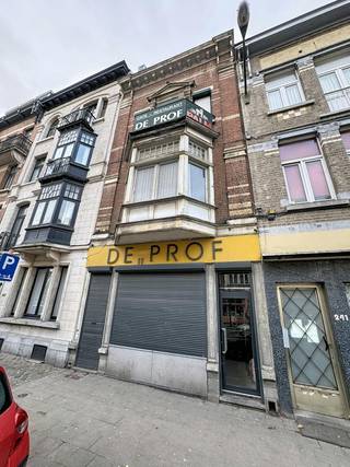 On Avenue de la Couronne 243, a commercial House of ± 240 m² to be renovated. The house offers a commercial ground floor with a sandwich shop...