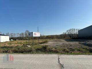 KMO-grond met een oppervlakte van 3.329 m² te koop op amper 2,5 km van de Stationsstraat (N36) en de Oudenaardebaan (N8). De site is gelegen in...