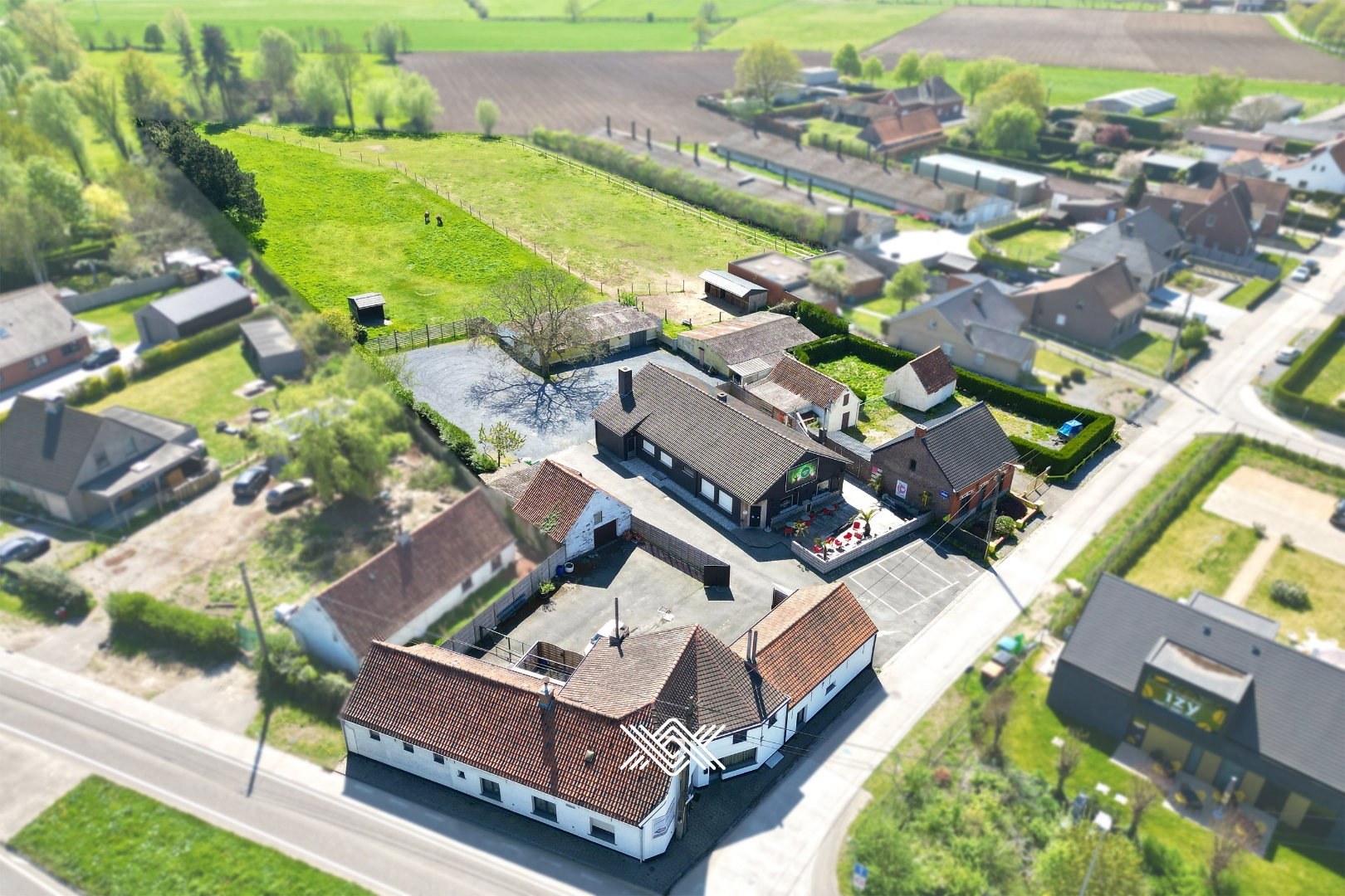 Veelzijdige eigendom met woningen, handelspand en weide - foto 4