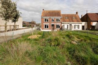 Te renoveren STARTERSWONING of INVESTERINGSEIGENDOM gelegen te Lichtervelde met name in de Koolskampstraat 51 op een perceel grond van 225 m² met een bewoonbare oppervlakte van 117 m². Dit op wandelafstand van winkels, bakker, lagere school en openbaar vervoer, enz...<br /><br />PLUSPUNTEN:<br />* PERFECTE STARTERSWONING MET GUNSTIGE LIGGING<br />* BOUWPLANNEN EN BOUWVERGUNNING AANWEZIG<br />* RAAMWERK REEDS VERNIEUWD<br />* AFBRAAKWERKEN REEDS UITGEVOERD<br />* AF TE WERKEN NAAR EIGEN SMAAK <br /><br />U betreedt de woning via de inkomhal. Aan de rechterzijde bevindt zich de een voorplaats, ideaal als wasruimte of bureauruimte. Verder is de keuken en leefruimte die beide volledig naar eigen smaak gerenoveerd kan worden.<br /><br />Op de eerste verdieping bevinden zich 4 ruimtes waarvan één voorzien is voor het installeren van een badkamer. De zolderverdieping is grotendeels afgewerkt als extra zeer ruime slaapkamer. <br /><br />EXTERIEUR<br />De tuin is grotendeels aan de voorkant van de woning. Achteraan is er mogelijkheid om een gezellig koertje te maken.<br /><br />Nieuwsgierig naar wat deze woning u te bieden heeft? Maak snel een afspraak en ontdek het zelf ter plaatse.