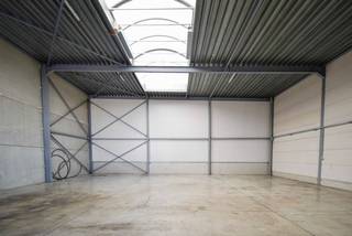 Unité PME prête à l’emploi de 225 m² avec porte sectionnelleStratégiquement située à proximité de la N76 (2,8 km) et de l’E314 (4,8 km), avec un...