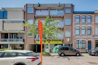 <p><span>Spacieux local commercial au rez-de-chaussée, idéalement situé ! </span></p><p><span> </span></p><p><span>Situé sur </span><span>l'Antwerpsesteenweg</span><span>, en plein cœur du </span><span>centre de Hoboken</span><span>, cet </span><span>espace de bureaux</span><span> est </span><span> à vendre. Grâce à son emplacement commercial exceptionnel, vous bénéficiez d'une forte fréquentation. À quelques minutes à pied, vous trouverez des commerces, les transports en commun et d'autres commodités.</span></p><p><span> </span></p><p><span>De par sa superficie, cet espace de bureaux offre de nombreuses possibilités. </span></p><p><span> </span></p><p><span>Atouts :</span></p><p><span>- EPC B</span></p><p><span>- Double vitrage</span></p><p><span>- Pompes à chaleur</span></p><p><span>- Situation centrale dans le centre de Hoboken</span></p><p><span>- Disponibilité à convenir</span></p><p><span>- 1 place de parking incluse</span></p><p><span> </span></p><p><span>Cette maison à vendre à Hoboken vous intéresse ? Vous recherchez un autre bien immobilier ou souhaitez connaître la valeur de votre propriété ? Alors vous êtes à la bonne adresse chez BOLT immo ! Nous serons ravis de vous aider.</span></p><p><span> </span></p>