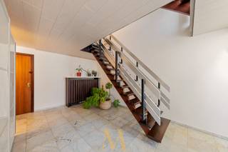 Bezoekdag op afspraak – vrijdag 15/05 tussen 9u en 12u.<br /><br />Ontdek deze instapklare bel-etagewoning met 2 zuidgerichte terrassen en ruime garage, ideaal gelegen in Aalst nabij winkels, scholen, openbaar vervoer en met een vlotte verbinding naar de E40 richting Gent en Brussel.<br /><br />Op het gelijkvloers bevindt zich een ruime inkomhal met toegang tot een bureau/speelkamer, een garage van 31 m² voor 2 wagens, een grote kelder van 42 m² en een deels overdekt zuidgericht terras van 60 m² waar u in alle rust kan genieten van het buitenleven.<br /><br />De eerste verdieping omvat een lichtrijke leefruimte met ingebouwde pelletkachel, een apart toilet, eetruimte en volledig geïnstalleerde keuken. Vanuit zowel de eetruimte als de keuken heeft u rechtstreeks toegang tot het tweede terras, wat zorgt voor een aangename verbinding tussen binnen en buiten.<br /><br />Op de tweede verdieping vindt u 3 volwaardige slaapkamers met ingebouwde kasten, een apart toilet, een badkamer met dubbele lavabo en douche, en een praktische berging. De grootste slaapkamer beschikt bovendien over airconditioning voor extra comfort tijdens warme zomerdagen. Daarnaast is er nog een ruime opbergzolder aanwezig.<br /><br />Troeven:
<ul>
	<li>EPC C</li>
	<li>Elektrische installatie conform</li>
	<li>2 zuidgerichte terrassen</li>
	<li>Garage voor 2 wagens</li>
	<li>Nabij E40 richting Gent &amp; Brussel</li>
	<li>Centrale ligging nabij winkels, scholen en openbaar vervoer</li>
</ul>
Interesse?<br />Reserveer uw bezoekmoment tijdens de bezoekdag op afspraak.<br />Neem contact op met Maxime Vanneste via 0498 44 78 00 of mail naar info@maximevanneste.be.