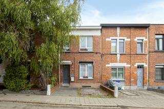 Zoekt u een instapklaar huis te kopen in Deurne? Dan hebben wij dit prachtig gerenoveerde huis te koop in Deurne aan de Albert Bevernagelei 93. Dankzij de uitstekende mobiliteitsscore van 9,1 op 10 woont u hier bijzonder centraal. Het bekende park Rivierenhof bevindt zich op slechts tien minuten afstand en ook het centrum van Antwerpen bereikt u binnen tien minuten.<br /><br />Indeling van het huis:<br />- Gelijkvloers: Ruime inkomhal, gezellige en lichtrijke woonkamer met een moderne open keuken, gerenoveerde badkamer en toegang tot het gezellige koertje achteraan.<br /><br />- Eerste verdieping: Nachthal met toegang tot vier slaapkamers, waarvan twee ruime master bedrooms en twee kleinere kamers die perfect kunnen dienen als kinder-, hobby- of bureauruimte.<br /><br />- Buitenruimte: Onderhoudsvriendelijk koertje om heerlijk buiten te ontspannen.<br /><br />De grootste troeven van dit huis zijn de uitstekende staat en de centrale ligging met alle voorzieningen binnen handbereik. Deze woning bevindt zich in een zeer centrale buurt met een uitstekende verbinding naar het stadscentrum van Antwerpen. Scholen, supermarkten, lokale winkels en diverse vormen van openbaar vervoer liggen op loopafstand.<br /><br />Bijzonderheden:<br />- Conforme elektriciteit<br />- Gunstig energieprestatiecertificaat (label C, 286 kWh/m²)<br />- Mobiliteitsscore van 9,1 op 10<br />- Dak volledig gerenoveerd en geïsoleerd in 2026<br /><br />Ben jij geïnteresseerd in dit vastgoed te koop in Deurne? Aarzel dan niet om ons te contacteren. Het Dewaele vastgoedkantoor van Deurne aan de Turnhoutsebaan staat graag tot uw dienst. Had u graag een gratis schatting van uw eigendom? bel ons voor een vrijblijvend gesprek op 03/666.66.66 of mail naar deurne@dewaele.com<br /><br />Bestuursmaatregelen in het maatregelenregister: in aanvraag