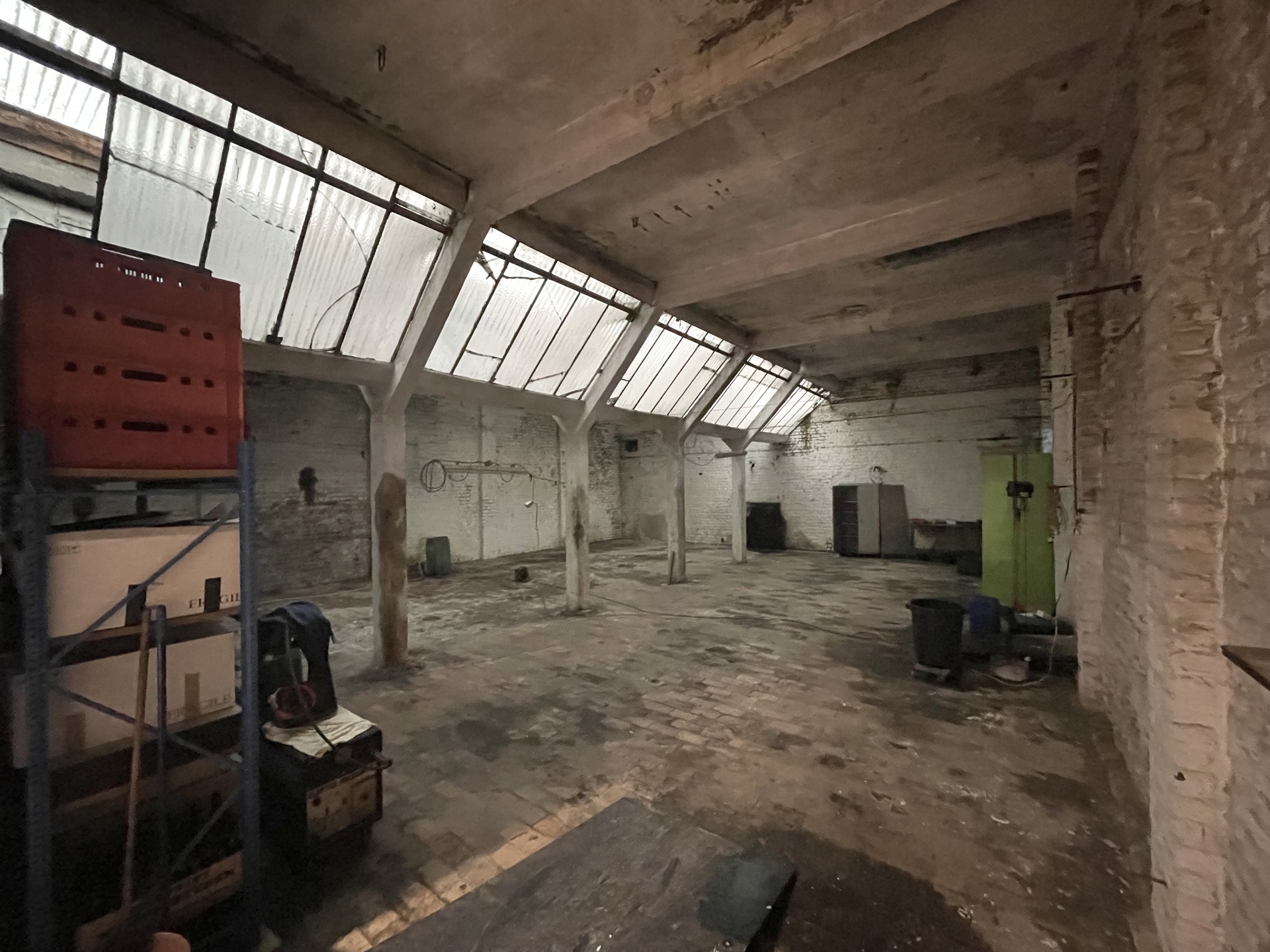 Ruim magazijn van 555 m² met sectionaalpoort - foto 5