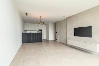 <p>Modern appartement in het centrum van Antwerpen met panoramisch uitzicht en een overvloed aan lichtinval.</p>
<p>Dit stijlvolle appartement uit 2019 combineert modern wooncomfort met een iconische ligging aan de Frankrijklei in hartje Antwerpen. Dankzij de grote raampartijen geniet de leefruimte van een uitzonderlijke lichtinval en een open panoramisch uitzicht over de stad vanop de 14e verdieping. De doordachte indeling, hoogwaardige afwerking en energiezuinige EPC-label A zorgen voor comfortabel wonen op hoog niveau. Het appartement beschikt bovendien over een aangenaam terras en praktische ingemaakte kasten, ideaal voor wie centraal wil wonen met alle stadsvoorzieningen binnen handbereik.</p>
<p>Belangrijkste ruimtes:<br />• Ruime woonkamer met veel lichtinval en open uitzicht<br />• Moderne keuken geïntegreerd in de leefruimte<br />• Terras ideaal om van de stadse omgeving te genieten<br />• Praktisch bureel met ingemaakte kasten en balkon<br />• Slaapkamer met ingemaakte kasten en balkon<br />• Badkamer met inloopdouche, dubbele wastafel en maatkasten<br />• Berging met aansluiting voor wasmachine en droogkast</p>
<p>Troeven:<br />• Panoramisch uitzicht en uitzonderlijke lichtinval<br />• Iconische ligging in het centrum van Antwerpen<br />• Modern appartement met EPC-label A en hedendaags comfort<br />• Mogelijkheid tot aankoop autostaanplaats in het gebouw<br />• Inclusief extra berging op eigen verdieping</p>
<p> </p>
<p>Neem vandaag nog contact op met je ERA-makelaar voor een bezoek.</p>
<p>JOUW DROOMAPPARTEMENT. ZO GEVONDEN!</p>