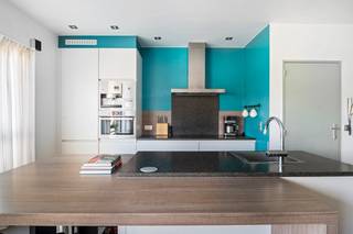 Dit aangename appartement is gelegen op de eerste verdieping en geniet dankzij de grote raampartijen van een mooie natuurlijke lichtinval.<br /><br />Bij het binnenkomen komt u rechtstreeks in de ruime leefruimte met open keuken en praktisch kookeiland. De grote raampartijen zorgen hier voor een aangenaam en open gevoel. Vanuit de leefruimte heeft u bovendien toegang tot het terras.<br /><br />Via de nachthal, voorzien van handige ingemaakte kasten, bereikt u de twee slaapkamers (21m²/9m²) en de badkamer.<br /><br />Het appartement beschikt in de kelder over een private kelderberging. Achteraan het gebouw kunnen bewoners bovendien gebruikmaken van het gemeenschappelijke zwembad en de gemeenschappelijke fietsenberging.<br /><br />De gemeenschappelijke lasten bedragen €120/maand.<br /><br />Troeven:<br />+ Rustige residentiële ligging<br />+ Nabij het centrum van Broechem<br />+ Lichtrijk appartement <br />+ Private kelderberging<br />+ Gemeenschappelijk zwembad en fietsenberging<br />+ Ideaal als eigen woonst of investering<br />+ Reservekapitaal aanwezig<br /><br />Interesse in dit tof appartement? Contacteer ons via 03 337 50 70 of info@vbvastgoed.be voor een afspraak ter plaatse of meer info.