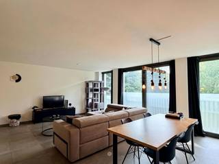<p><span>DESTELBERGEN </span><span>- Ben je op zoek naar een modern appartement TE HUUR in Destelbergen dorp?<br />Dan is dit appartement misschien iets voor u.</span></p><p><span>De belangrijkste troeven in een notendop: </span></p><ul><li><span>Ondergrondse fietsenberging en kelder inclusief</span></li><li><span>Gelegen in Destelbergen dorp met winkels, openbaar vervoer en recreatiemogelijkheden</span></li><li><span>Gelegen nabij op- en afrit R4, verkeerswisselaar E40 en E17</span></li><li><span>Energiezuinig (zonnepanelen)</span></li></ul><p><span>Zo ziet het appartement er uit:</span><span><br />Inkom, lichtrijke leefruimte met open ingerichte keuken, berging met aansluiting wasmachine, toilet, badkamer met lavabomeubel en inloopdouche, twee volwaardige slaapkamers en groot terras.<br />Daarnaast beschikt het appartement over een private kelderberging en ondergrondse fietsenstalling.</span></p><p><span>Belangrijk:</span><span><br />Beschikbaar vanaf: 1/09/2026 (vanaf 1/08 ook mogelijk)<br />EPC: 67 kWh<br />Huurprijs: 1.000 euro/maand + 50 euro algemene kosten</span></p><p><span>Voor een bezoek ter plaatse, vul zeker uw huurdersprofiel in via onze website!</span></p><p><span> </span></p>