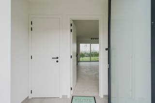 INDELING: GELIJKVLOERS: - inkomhal met gastentoilet - ruime leefruimte met toegang tot de tuin- open keuken met alle hedendaagse toestellen -...