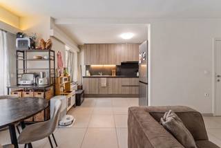 Voor meer info en foto’s, surf naar www.swevers.be<br /> – Dit instapklare gelijkvloers appartement in de Sint-Corneliusstraat 41 bus 2 in Hasselt combineert een bijzonder centrale ligging met een aangename rust. U woont hier op wandelafstand van winkels, restaurants en ontspanning, met openbaar vervoer op 300 meter, scholen op 350 meter en een vlotte verbinding naar de snelweg op ongeveer 3 kilometer. Het appartement bevindt zich in een gebouw met lift, oorspronkelijk gebouwd in 1960 en grondig gerenoveerd in 2015. Daarbij werden onder meer de keuken, badkamer, vloeren, elektriciteit en gasketel vernieuwd.<br /><br />Met een bewoonbare oppervlakte van 94 m² geniet u van een praktische indeling met een leefruimte van 25 m² als centraal punt. Aansluitend vindt u de open keuken van 8,5 m², functioneel ingericht en mooi verbonden met de leefruimte. Verder zijn er twee volwaardige slaapkamers van 14 m² en 14,8 m², die u flexibel kan invullen als slaap-, werk- of hobbyruimte. Ook de badkamer werd vernieuwd en sluit perfect aan bij het verzorgde geheel.<br /><br />Een extra troef is de ruime kelderberging van 16 m², ideaal voor extra stockage. Daarnaast zorgen recente elektrische rolluiken voor meer comfort en privacy. Ook de conforme elektriciteit biedt extra zekerheid. Dit appartement is dan ook een sterke keuze voor wie rustig en centraal wil wonen in een verzorgd en praktisch geheel. Voor meer informatie, bel 011 255 155. Bron bewoonbare oppervlakte: EPC – verslag.