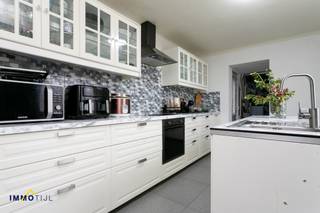 <p>Een zeer rustig gelegen en instapklare woning, waar je<span> </span><b>tot 4 kamers</b><span> </span>kan maken,<span> </span><b>vlakbij prachtig natuurgebied</b><span> </span>en op wandelafstand van het mooie Vlassenbroek. Ook het centrum van Baasrode bevindt zich vlakbij.</p>
<p>Hoogrendementsketel Vaillant, nieuw dak en dakisolatie, nieuwe ramen en een<span> </span><b>CONFORME elektrische installatie:</b><span> </span>deze woning werd<span> </span><b>structureel vernieuwd</b><span> </span>in 2014. Er is tevens een<span> </span><b>droge kelder</b><span> </span>aanwezig.</p>
<p>Indeling gelijkvloers: inkomhal, grote leefruimte en geïnstalleerde keuken met eiland, extra kamer achteraan mogelijk (hier zit momenteel wc en douche). De verdieping telt 2 grote kamers en een badkamer. De master bedroom bevindt zich op de tweede verdieping.</p>
<p>Leuk is ook de gezellige terrastuin achteraan, waar het rustig vertoeven is. Terrastuin is bereikbaar via een handig poortje aan de linkerzijde, waardoor je ook fietsen achteraan kan stallen. Parkeren kan in de straat voor de deur.</p>
<p>Meer info en bezoeken: tom@immotijl.be of 052690691</p>
<p></p>