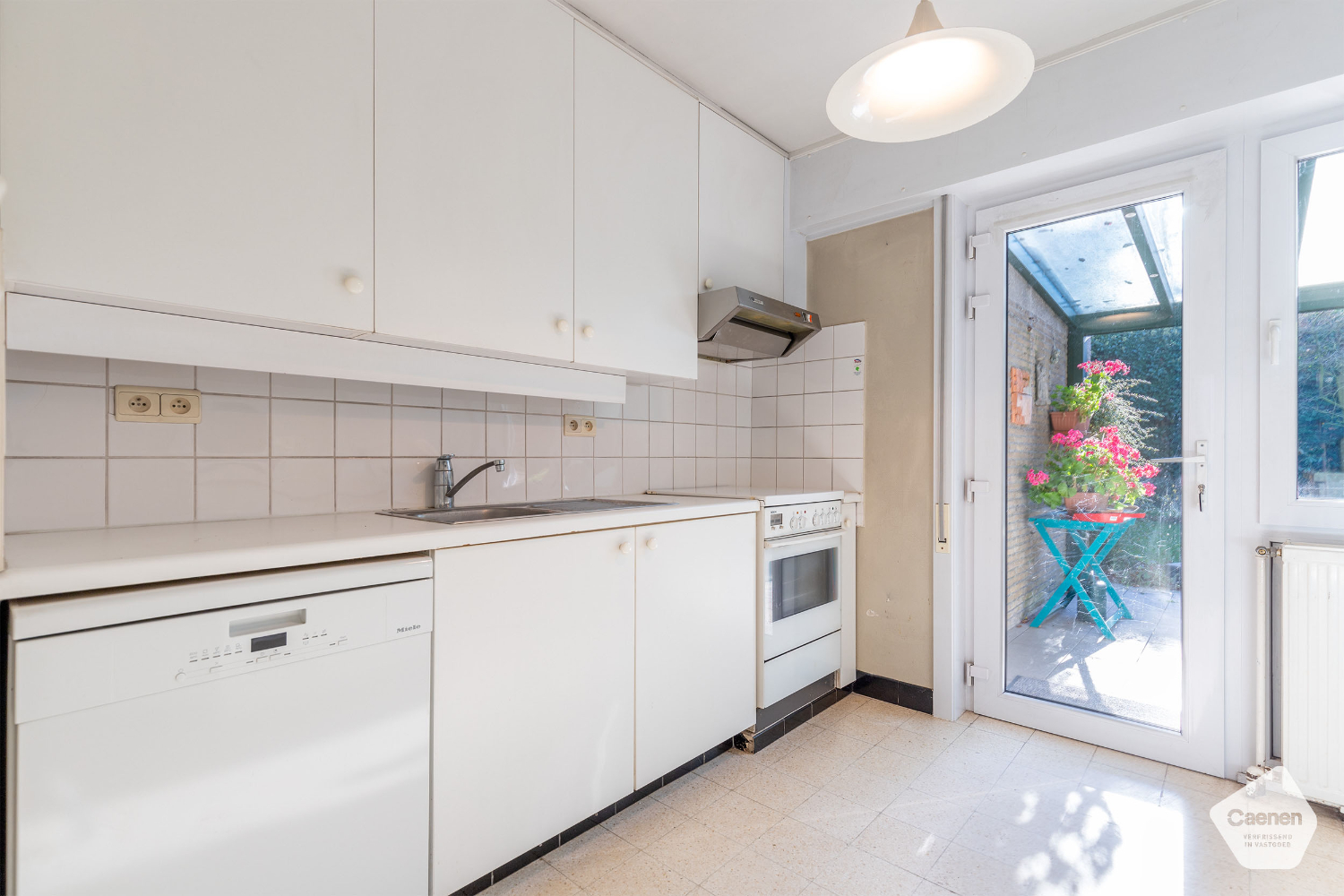 Door groen omgeven te renoveren woning met 4 slaapkamers & garage te Sint-Michiels - foto 3