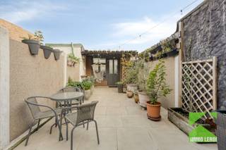 Op zoek naar een instapklare woning waar comfort, hedendaagse afwerking en een centrale ligging perfect samenkomen? Deze gerenoveerde woning in het hart van Tongeren heeft alles in huis om u meteen thuis te laten voelen!<br /><br />De woning werd in 2023 grondig vernieuwd en biedt een aangename woonomgeving met een moderne uitstraling. <br /><br />INDELING: <br />x inkomhal en vestiairehoek; <br />x gezellige woonruimte met vooraan de zithoek; <br />x aansluitend een goed ingerichte keuken met breed aanrecht en kastenwand met inbouwtoestellen; <br />x aparte eethoek met zicht op de binnentuin; <br />x apart gastentoilet.<br /><br />Op de verdieping: <br />x ruime nachthal met brede inbouwkasten; <br />x 2 ruime slaapkamers, waarvan 1 met airco; <br />x knappe badkamer met lavabomeubel, toilet en bad/douche combinatie.<br />x grote zolder met afgewerkte vloer en cv-installatie.<br /><br />Buiten is het heerlijk vertoeven in de gezellige stadstuin met achteraan een praktische buitenberging.<br /><br />Contacteer ons vandaag nog en ontdek zelf de mogelijkheden van deze mooie stadswoning. <br />Voor een bezichtiging kunt u telefonisch een afspraak maken op het nummer 012 23 00 23 of mail uw vragen aan roland@immo-leroi.be.