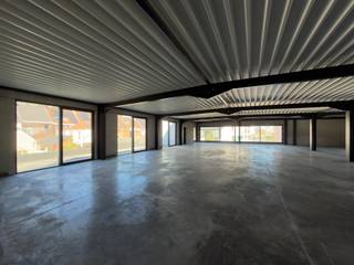 Dit prachtige handelspand van 780m² is gelegen langs de N43 Gent-Kortrijk aan het kruispunt Gentstraat met Guido Gezellelaan en op slechts 5...