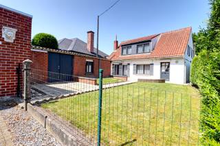 GEZINSWONING MET VEEL RUIMTE EN GROENE TUIN KIJKT UIT EEN MAKE OVER Deze half open woning is omgeven door veel groen en heeft heel wat potentieel,...