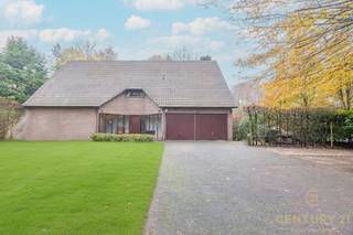 In een prachtig groene, rustige villawijk van Oud-Turnhout bevindt zich deze uitstekend onderhouden villa, gelegen op een royaal perceel van 2.789...