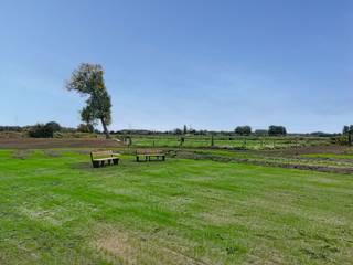 Open bebouwing op lot 32 in deze nieuwe residentieel gelegen verkaveling. Moderne architectuur met grote leefruimte met ingerichte eilandkeuken met ruime wasplaats en bureauhoek. Grote raampartijen met zicht op tuin en achterliggende weilanden. Op de eerste verdieping zijn er maar liefst 4 slaapkamers, ingerichte badkamer, apart wc en berging. Mogelijkheid tot aanpalende carport of garage. De interieurafwerking van je huis gebeurt volledig volgens je persoonlijke wensen. Bespaar fors op je energiefactuur, dankzij het doorgedreven isolatiepakket, warmtepomp met vloerverwarming, ventilatiesysteem D en zonnepanelen. Samen met de regenwaterput van 10.000L voldoet deze woning dus aan alle normen voor de toekomst.<br /><br />Uniek aan dit nieuwbouwproject: voor elk perceel werd een woonconcept op maat ontworpen, dat perfect aansluit bij de troeven van de grond. Stel dat dit ontwerp je wel bevalt maar je liever op een ander lot wil bouwen, dan kan dit indien de bouwvoorschriften van dat lot het toelaten. Dit zorgt voor veel variatie binnen de verkaveling en uitgebreide keuzemogelijkheden op het vlak van indeling en stijl. We staan je hier graag in bij om de mogelijkheden te bekijken. Ontdek de overige ontwerpen op https://durabrik.immo/lille<br /><br />Voor meer info, contacteer je bouwadviseur: bel 09 280 60 60 of mail info@durabrik.be.<br />We kunnen steeds eens afspreken in onze kijkwoning https://www.durabrik.be/nl/kijkwoningen/nijlen-zavelweg<br /><br />*beelden zijn indicatief