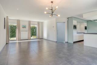 Op zoek naar een instapklare woning op een rustige maar bijzonder goed gelegen locatie? Deze verzorgde open bebouwing uit 2011 biedt ca. 170 m² wooncomfort op een perceel van 544 m² en combineert ruimte, licht en hedendaags comfort.<br /><br />Dankzij grote raampartijen met dubbele beglazing genieten de ruime leefruimte en open keuken van een aangename lichtinval en een mooi zicht op de zuidwestgerichte, onderhoudsvriendelijke tuin. De tuin beschikt over een mooi terras en tuinhuis, is volledig omheind met handig zijpoortje. Dankzij de gunstige oriëntatie geniet je volop van de zon.<br /><br />De woning telt 3 ruime slaapkamers voorzien van draadloze voorzetrolluiken op zonne-energie, en een ruime badkamer met ligbad, inloopdouche, dubbel lavabomeubel en toilet. Verder: een inpandige garage, berging, gastentoilet en zolder.<br /><br />Eind 2020 werd de woning binnen volledig opnieuw geschilderd en voorzien van vliesbehang, waardoor ze een frisse en verzorgde uitstraling heeft.<br /><br />Met een EPC-label B (135 kWh/m²), centrale verwarming op gas, airco, een gekeurde laadpaal en driefasige netaansluiting is ook op vlak van comfort en energie aan heel wat gedacht. Het zadeldak biedt uitstekende mogelijkheden voor zonnepanelen.<br /><br />De ligging is een echte troef: rustig en kindvriendelijk, met scholen, winkels en centrum vlakbij én een vlotte verbinding naar de E17. Zo combineer je rustig wonen met uitstekende bereikbaarheid.<br /><br />Een verzorgde en energiezuinige woning op een toplocatie, klaar om nieuwe bewoners te verwelkomen.<br /><br />De algemene voorwaarden van Dewaele DIY kunt u steeds raadplegen via dewaele.com.<br /><br />Bestuursmaatregelen in het maatregelenregister: nee