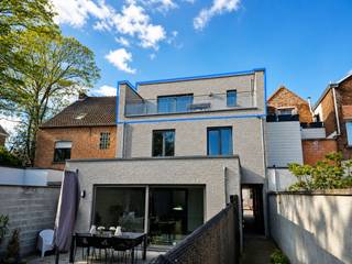 <p><strong>BEZOEKMOMENT VOLZET Duplexapp. met 2 SLPK, ruim terras met fietsenberging en autostaanplaats te Mechelen.<br /><br /></strong>Het betreft een recent, ruim, duplex appartement van ca. 135m² met ruim terras.<strong><br /><br />Het appartement omvattende:<br />Op het gelijkvloers:<br /></strong>- Een inkom met traphal naar 1ste verdieping<br />- Een overdekte autostaanplaats aan voorkant gebouw<br />- Een ruime, individuele fietsenberging (achteraan gelegen en makkelijk bereikbaar) <br /><br /><strong>1ste verdieping:</strong><br />- Een hoofdslaapkamer en een 2de slaapkamer <br />- Een nachthal<br />- Een apart toilet<br />- Een badkamer met dubbel lavabomeubel en douche<br /><br /><strong>2de verdieping:<br /></strong>- Een hal met aparte toilet<br />- Een zeer ruime, lichtvolle, leefruimte met open keuken voorzien van alle apparatuur en aansluitend een berging met aansluiting voor wasapparatuur.<br />- Een ruim zuid-gericht terras (rustig gelegen, aansluitend aan de keuken)<br /><br /><strong>Algemeen:</strong><br />- BJ 2018 (einde werken)<br />- Huurprijs/maand: 1.150€ (inclusief gemeenschappelijke kosten)<br />- EPC: 101,95kWh/m² - E-Peil: E52<br />- Verwarming op gas d.m.v. vloerverwarming<br />- Videofonie aanwezig<br />- Een autostaanplaats (overdekt) inbegrepen<br />- fietsenberging achteraan gelegen<br />- Beschikbaarheid: 1 juli 2026 <br /><br />Gelegen op A-locatie, nabij centrum Mechelen, nabij alle invalswegen, winkels, openbaar vervoer, treinstation, park, markt, scholen,...</p>
