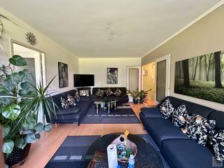 <strong>PLAN NU ONLINE UW BEZOEKAFSPRAAK VIA www.immoboss.be</strong><br /><br />Aangenaam zeer rustig gelegen 1-slpk appartement gelegen op 1°verdieping (lift aanwezig). Het appartement bestaat uit inkomhal met vestiairekast, gezellige leef- en woonruimte, aparte keuken, heel leuk terras met zicht op de mooie binnentuin. Verder beschikt dit appartement over 1 ruime slaapkamer, badkamer met ligbad en apart toilet. Berging aanwezig in de kelderverdieping.<br /><br />Vrij vanaf 01/09/2026.<br />Huurprijs: € 780/maand + Provisie: € 150/maand voor verwarming en water en syndic.<br />Domicilie verplicht - verhuur aan studenten is niet mogelijk<br />EPC 125 kWh/m<sup>2 </sup>jaar ( B-Label)<br /><br /><strong>PLAN NU ONLINE UW BEZOEKAFSPRAAK VIA www.immoboss.be</strong>