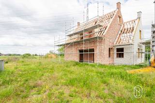 <p>Landelijk wonen met hedendaags comfort – nieuwbouwvilla te Zeveren (Deinze)<br /><br />In de rustige en charmante Leeuwstraat te Zeveren, een deelgemeente van Deinze, vindt u deze exclusieve nieuwbouwvilla op een royaal perceel van 1.353 m². De woning geniet van een westgerichte oriëntatie, ideaal om ’s avonds te ontspannen en te genieten van de ondergaande zon in de tuin.<br /><br />Met een bewoonbare oppervlakte van maar liefst 258 m² werd deze villa ontworpen met oog voor ruimte, licht en hedendaags wooncomfort. De woning verwelkomt u met mooie open leefruimtes die naadloos in elkaar overvloeien en een aangenaam gevoel van rust en luxe creëren. Grote raampartijen zorgen voor een overvloed aan natuurlijk licht en een sterke connectie met de tuin en het omliggende groen.<br /><br />Verder beschikt de woning over een praktisch bureau, perfect voor thuiswerk of een zelfstandige activiteit, vier volwaardige slaapkamers en twee stijlvol ingerichte badkamers, wat deze villa uitermate geschikt maakt voor gezinnen of wie graag ruim woont.<br /><br />De landelijke ligging combineert privacy en rust met een vlotte bereikbaarheid naar Deinze en omliggende steden. Hier woont u in het groen, zonder in te boeten aan comfort of bereikbaarheid.<br /><br />De verkoop gebeurt onder 21% BTW op de constructiewaarde en registratierechten op het grondaandeel.<br /><br />Bent u op zoek naar een energiezuinige, moderne villa met ruimte, licht en een prachtige ligging? Dan is deze woning in Zeveren absoluut een bezoek waard.<br />Een bezoek? Neem contact met ons op via: emiel@immobeguin.be</p>